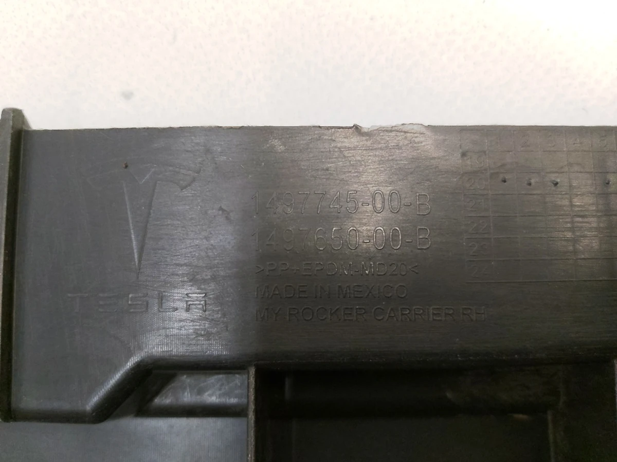 4 Кронштейн накладки порога правої панелі рокерної реставрований Tesla Model Y 1497745-00-B