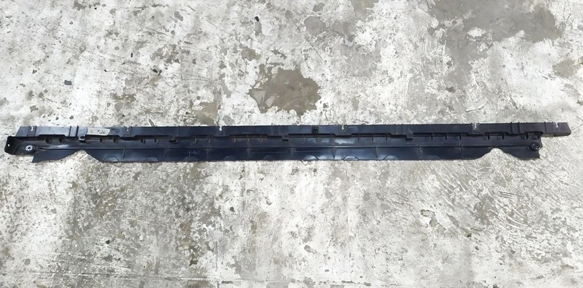 4 Кронштейн накладки порога правой рокерной панели (повреждение) Tesla model Y 1497745-00-B