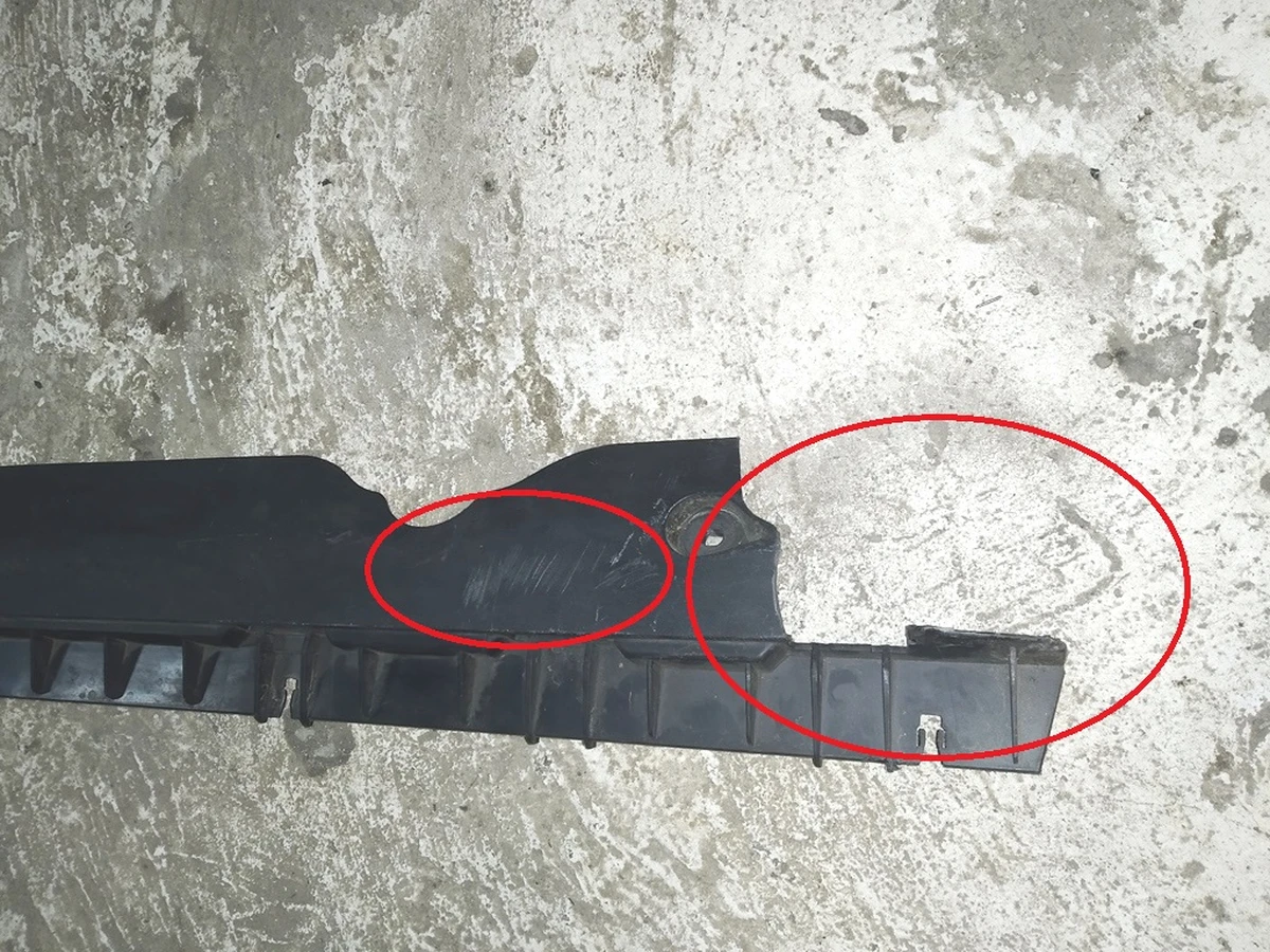 4 Кронштейн накладки порога правой рокерной панели (повреждение) Tesla model Y 1497745-00-B