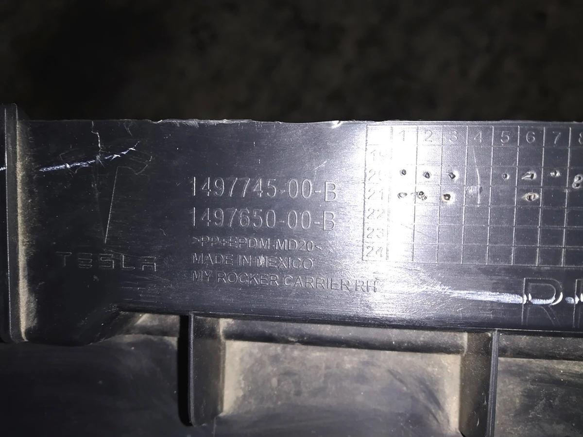 4 Кронштейн накладки порога правой рокерной панели (повреждение) Tesla model Y 1497745-00-B