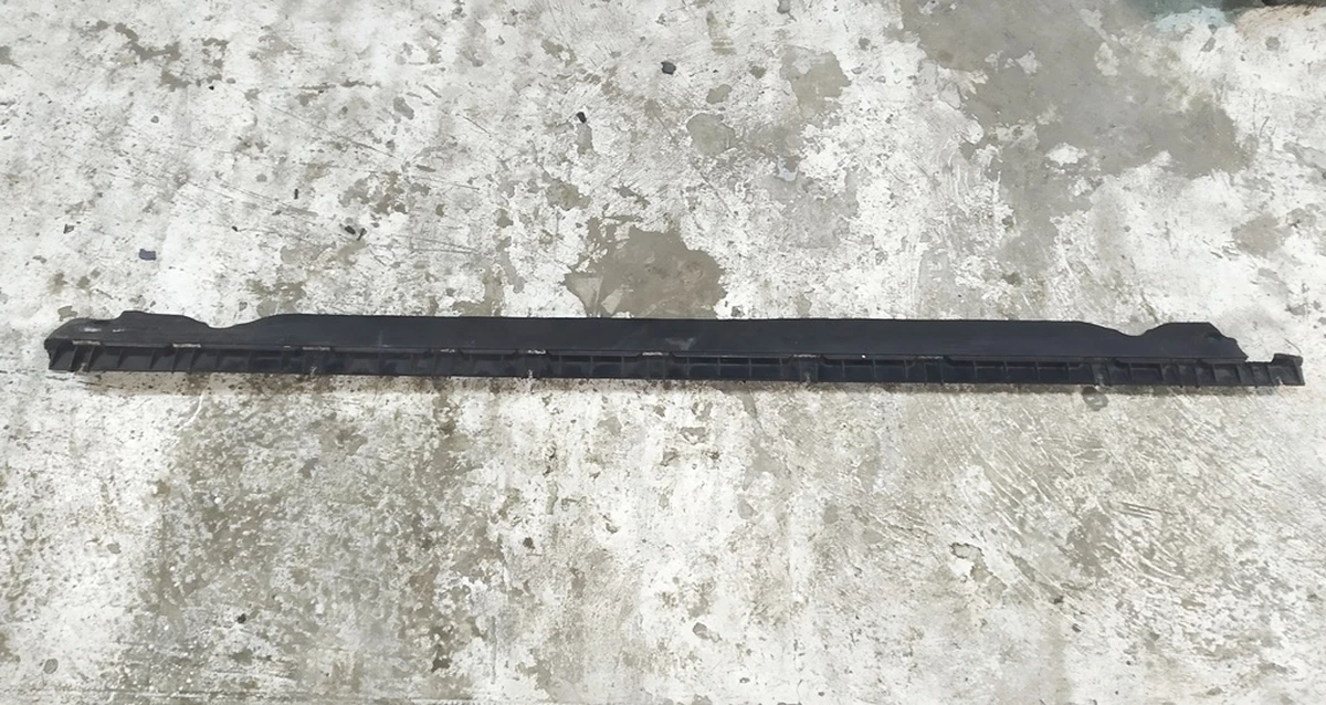 4 Кронштейн накладки порога правой рокерной панели (повреждение) Tesla model Y 1497745-00-B