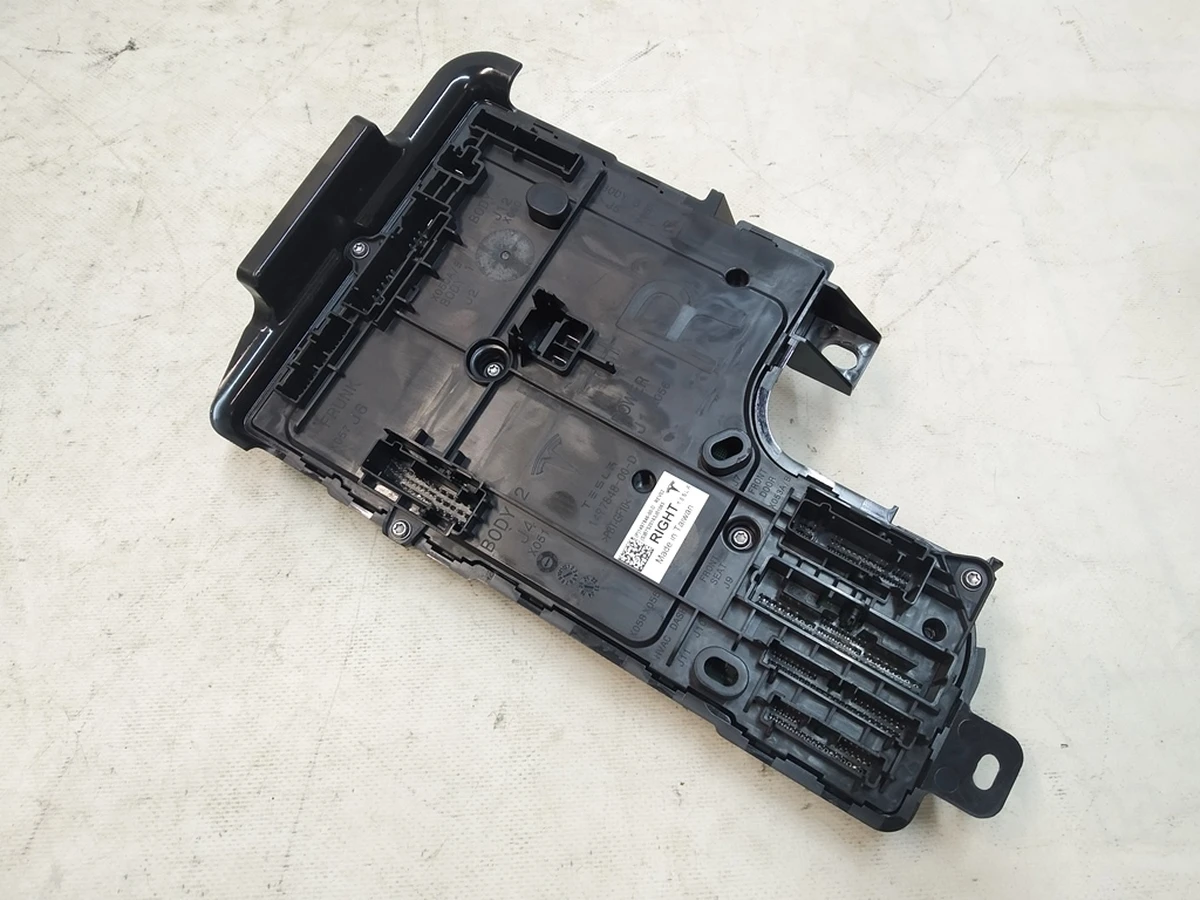 Боді контролер правого боку GEN3 REV02 Tesla model Y 1497846-00-F