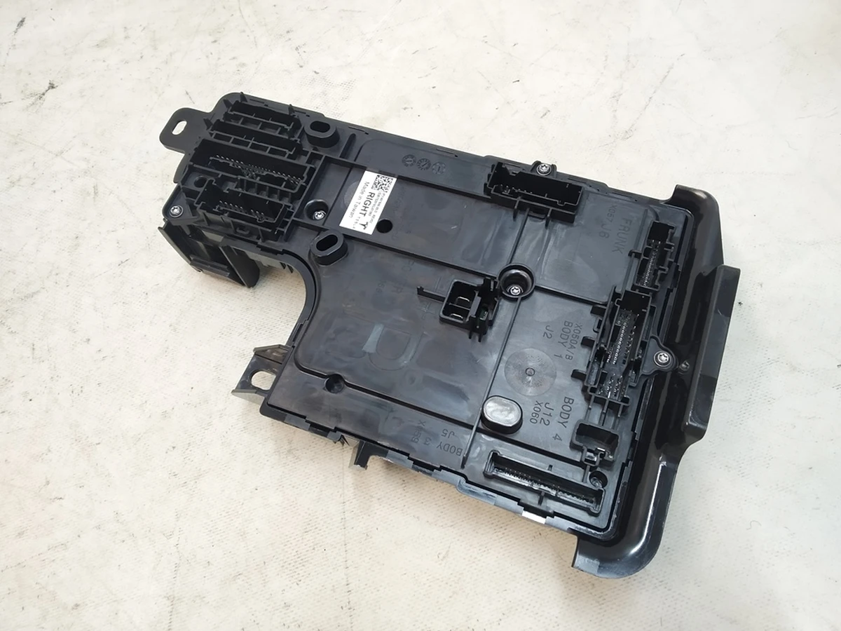 Боді контролер правого боку GEN3 REV02 Tesla model Y 1497846-00-F