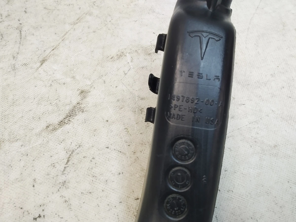 9 Заливная горловина бачка стекломывателя Tesla Model Y 1497892-00-B