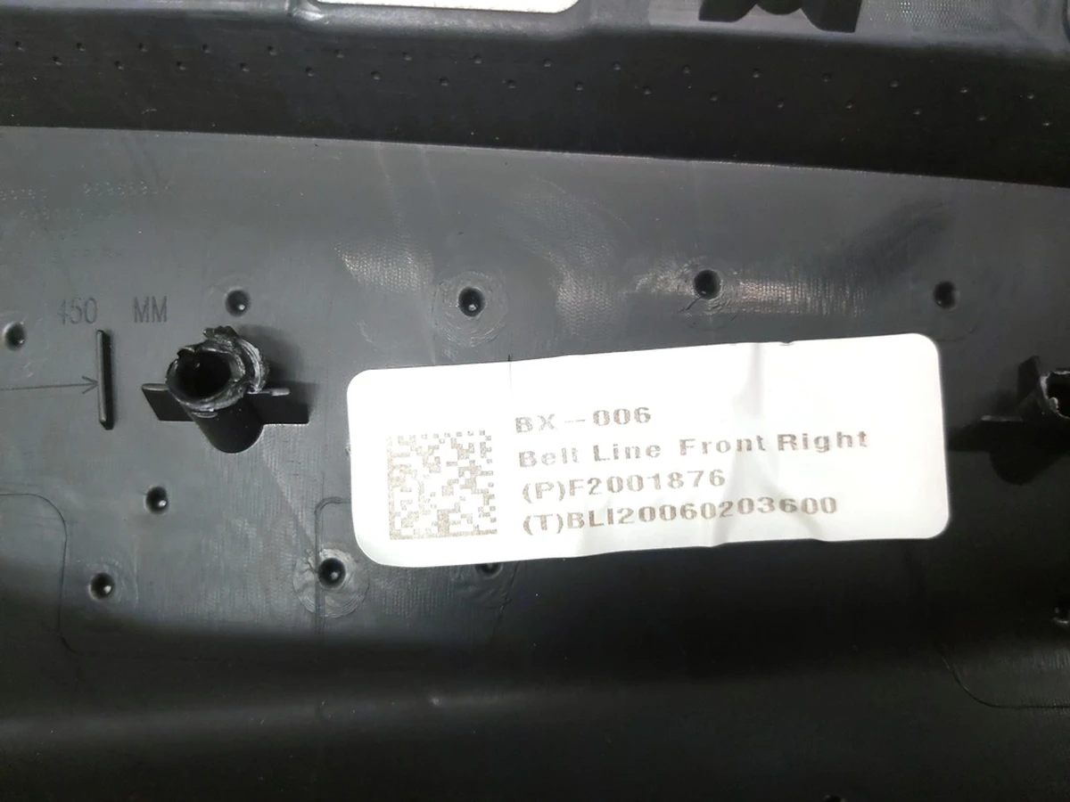 11 Накладка внутрішня верхня карти дверей передньої правої PREM BLACK Tesla model Y 1497295