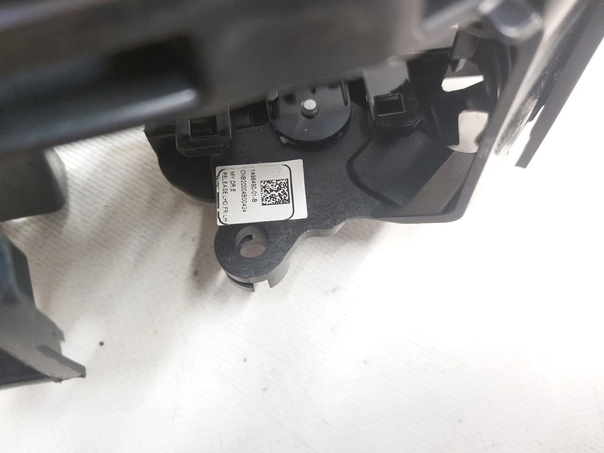 Ручка дверей передніх лівих внутрішня (каркас) з кнопкою відкриття Tesla model Y 1497294