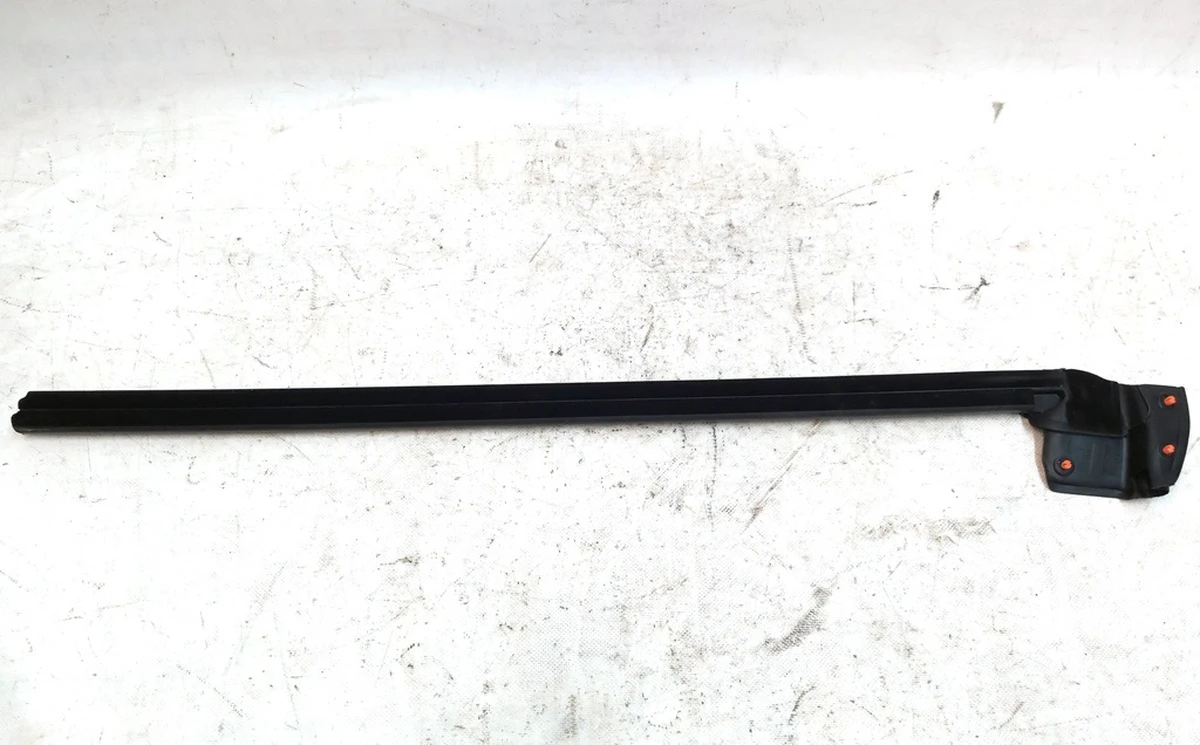 1 Ущільнювач скла внутрішній дверей передніх лівих Tesla Model Y 1516942-00-A