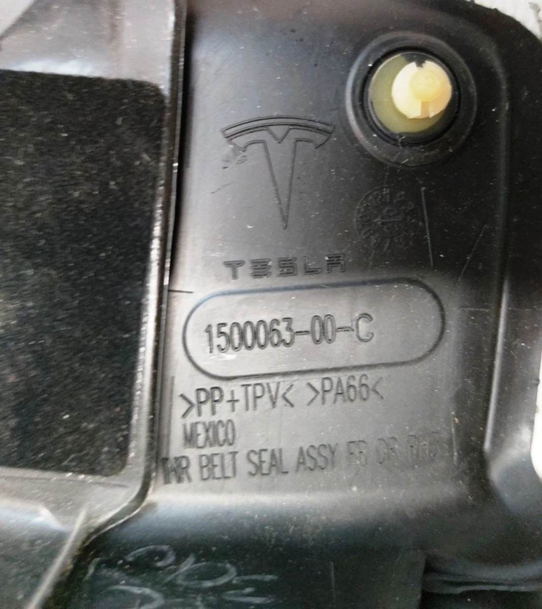 1 Ущільнювач скла внутрішні двері передньої правої Tesla Model Y 1516943-00-A, 1500063-00-F