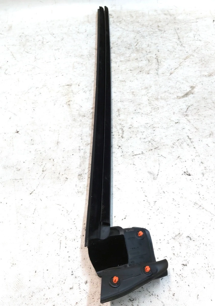 1 Ущільнювач скла внутрішні двері передньої правої Tesla model Y 1516943-00-A