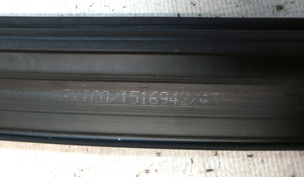 1 Ущільнювач скла внутрішні двері передньої правої Tesla model Y 1516943-00-A