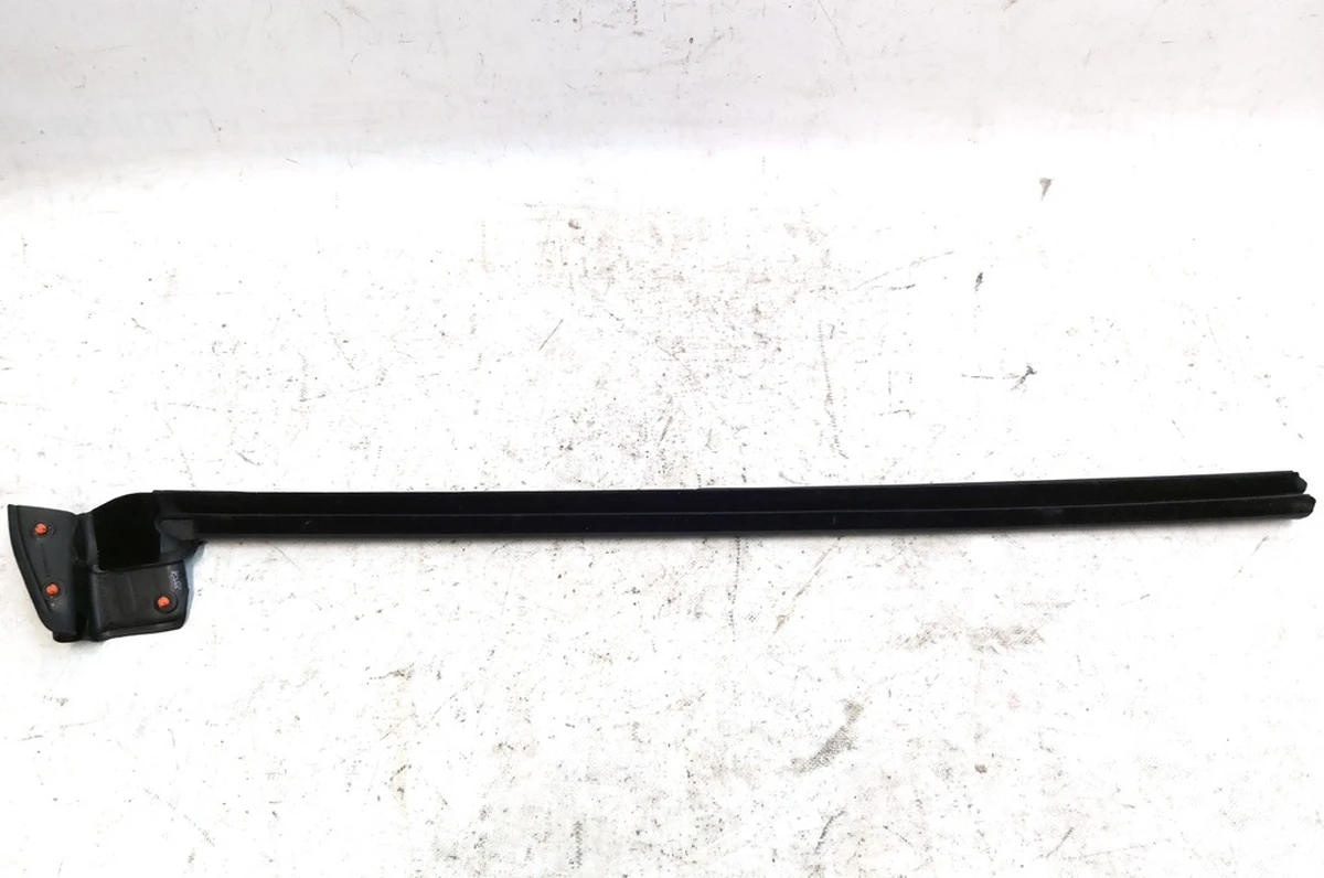 1 Ущільнювач скла внутрішні двері передньої правої Tesla model Y 1516943-00-A