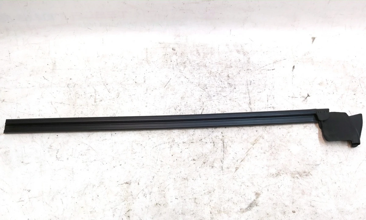 1 Ущільнювач скла внутрішні двері передньої правої Tesla model Y 1516943-00-A