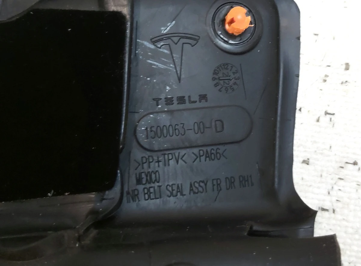 1 Ущільнювач скла внутрішні двері передньої правої Tesla model Y 1516943-00-A