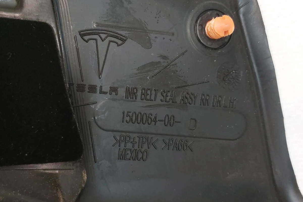 1 Ущільнювач скла внутрішній дверей задніх лівих Tesla model Y 1500064-00-E