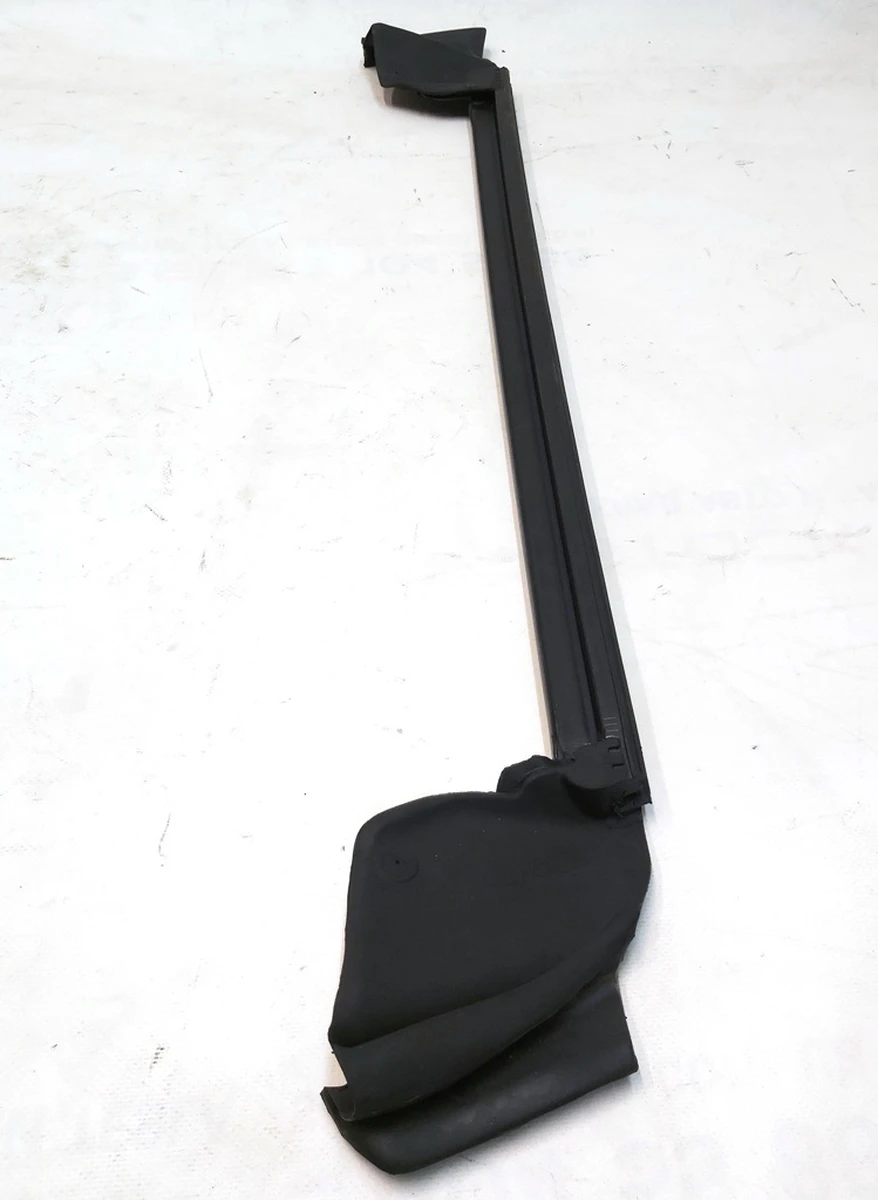 1 Ущільнювач скла внутрішній дверей задніх лівих Tesla model Y 1500064-00-E