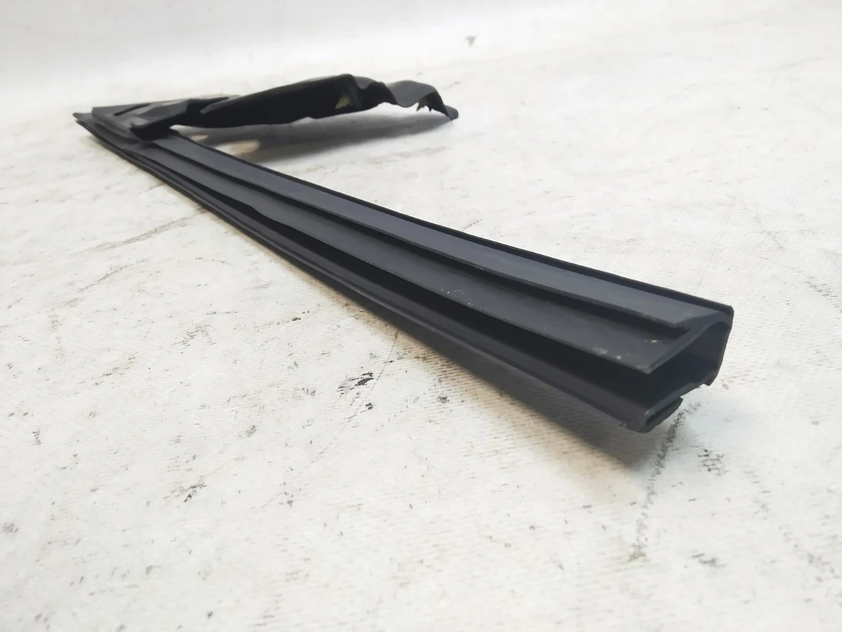 1 Ущільнювач дверей передньої лівої Tesla Model Y, Model Y Feb 2025 1500066-00-С