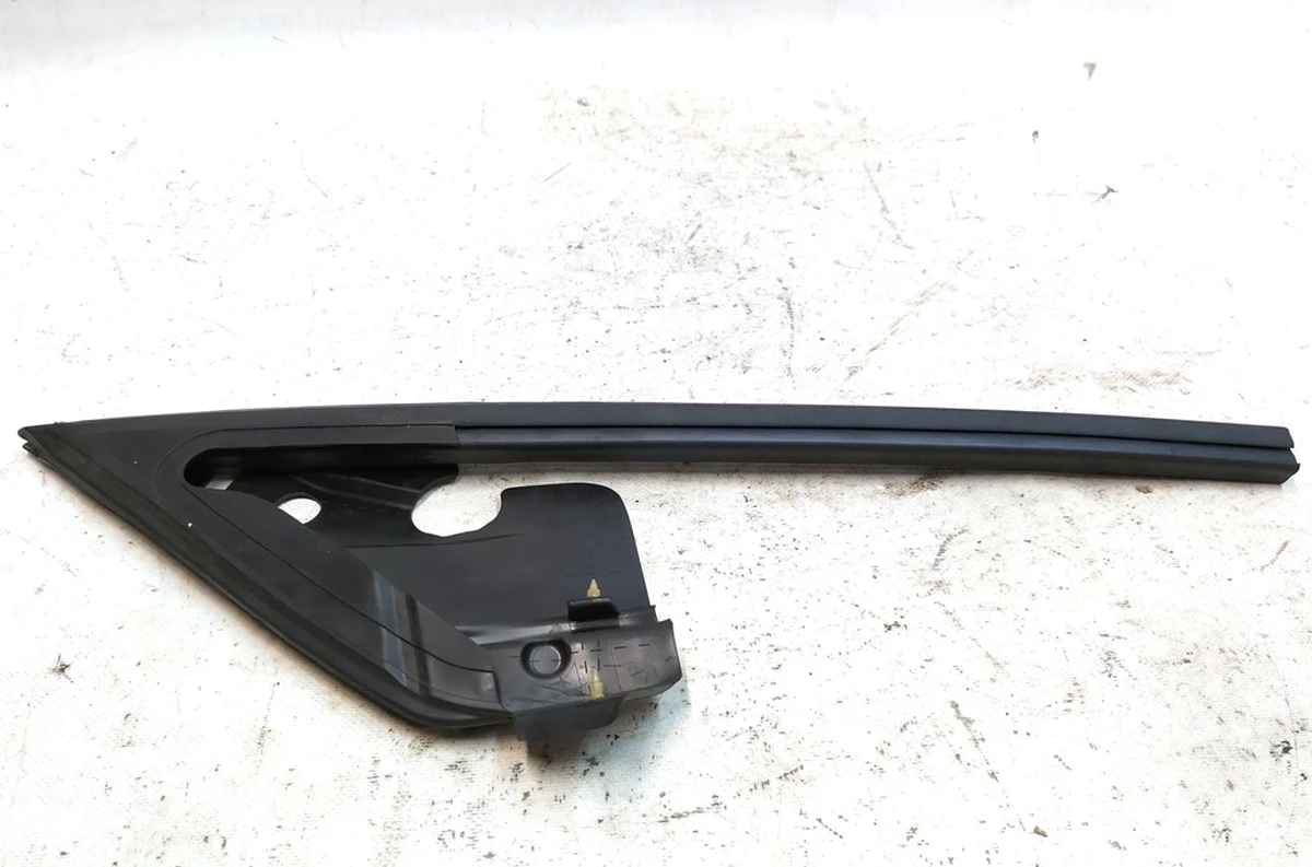 1 Уплотнитель форточки двери передней левой с повреждением Tesla model Y 1500066-00-С