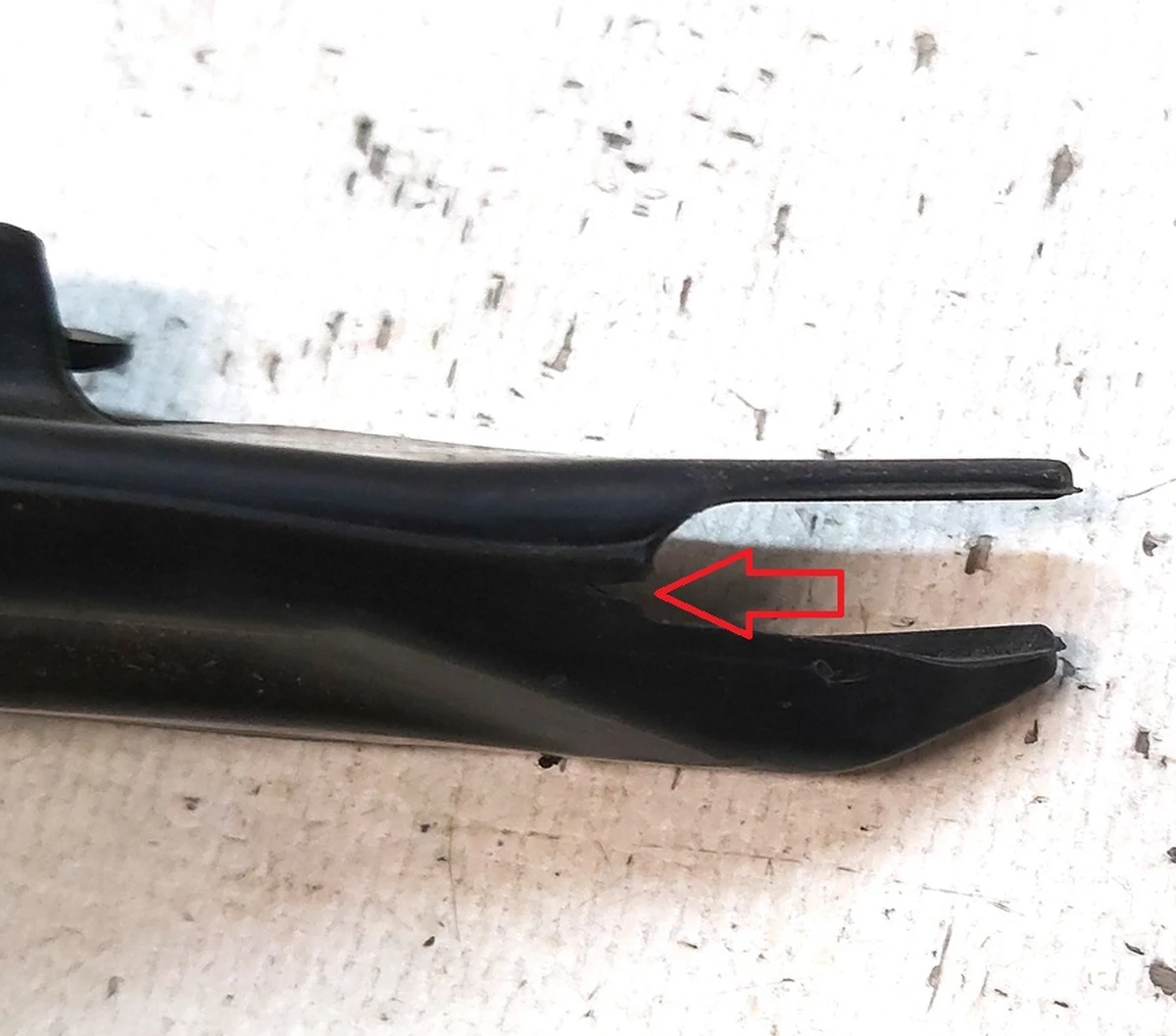 1 Уплотнитель форточки двери передней левой с повреждением Tesla model Y 1500066-00-С