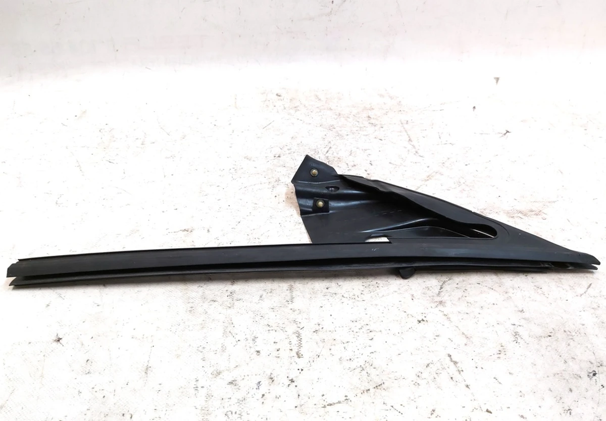 1 Уплотнитель форточки двери передней левой с повреждением Tesla model Y 1500066-00-С