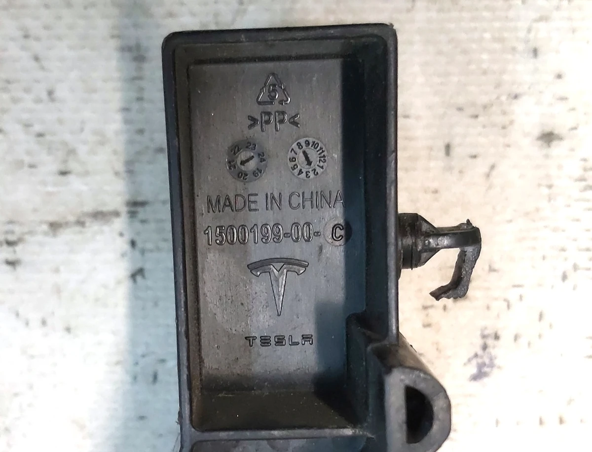 1 Кронштейн електропроводки підкапотної AWD Tesla model Y 1489058-10-E