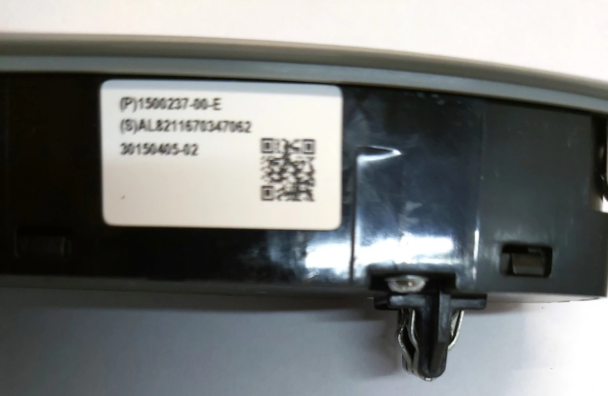 4 Панель освітлення з мікрофоном та кнопкою аварійного сигналу передній (у зборі) Tesla model Y 1500237-00-E