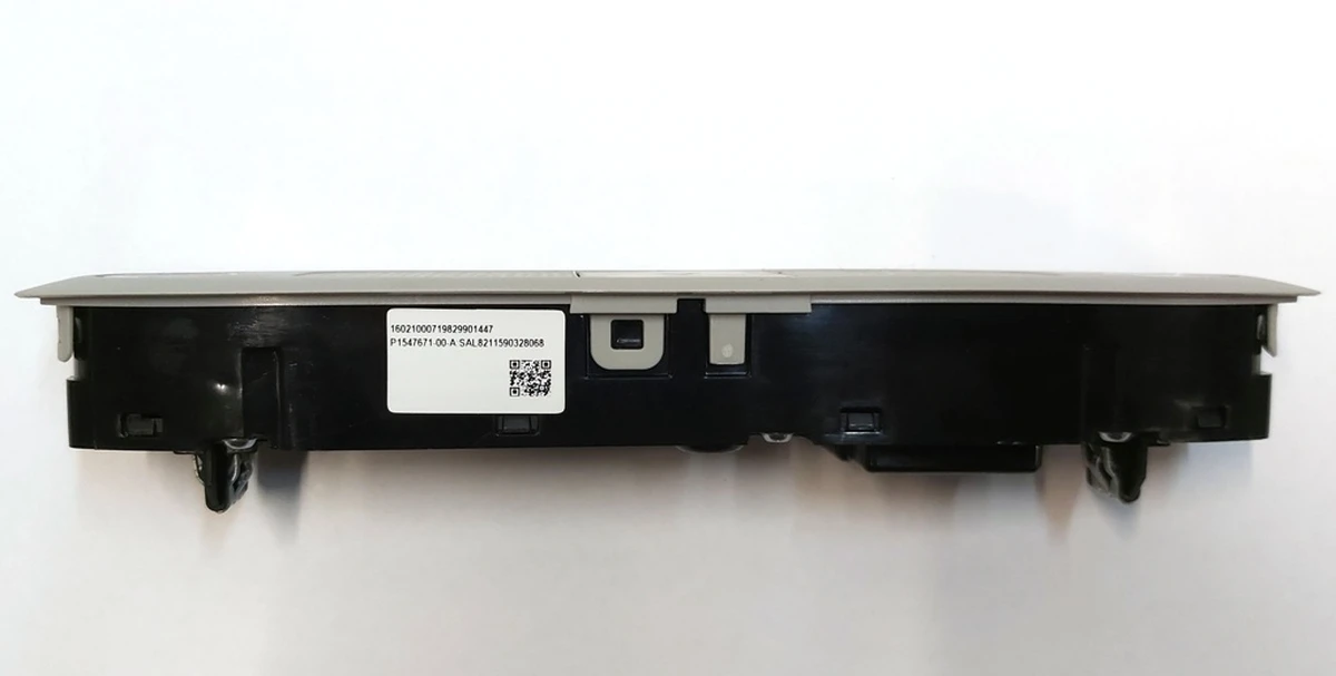 4 Панель освітлення з мікрофоном та кнопкою аварійного сигналу передній (у зборі) Tesla model Y 1500237-00-E