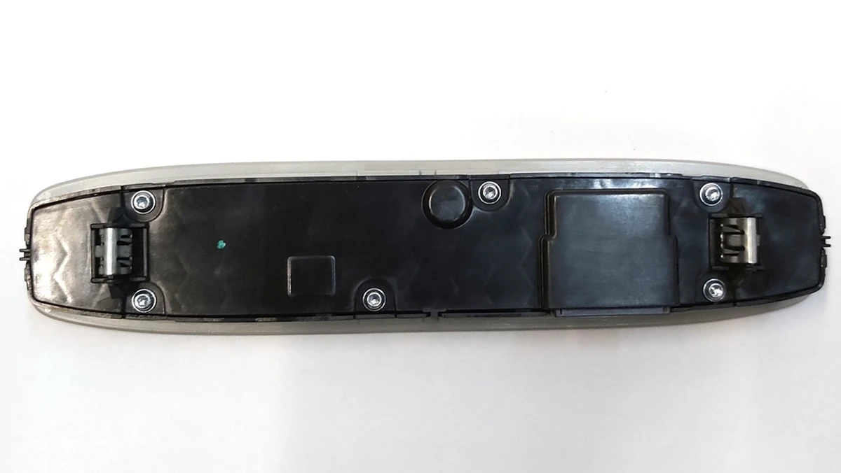 4 Панель освітлення з мікрофоном та кнопкою аварійного сигналу передній (у зборі) Tesla model Y 1500237-00-E