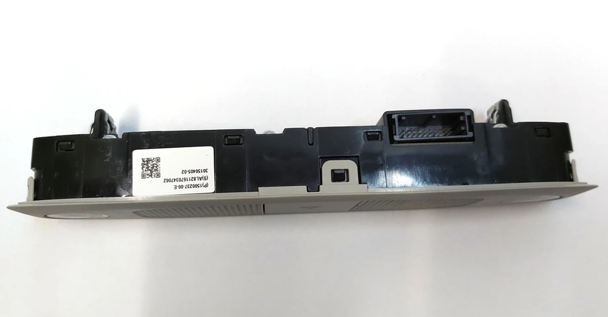 4 Панель освітлення з мікрофоном та кнопкою аварійного сигналу передній (у зборі) Tesla model Y 1500237-00-E