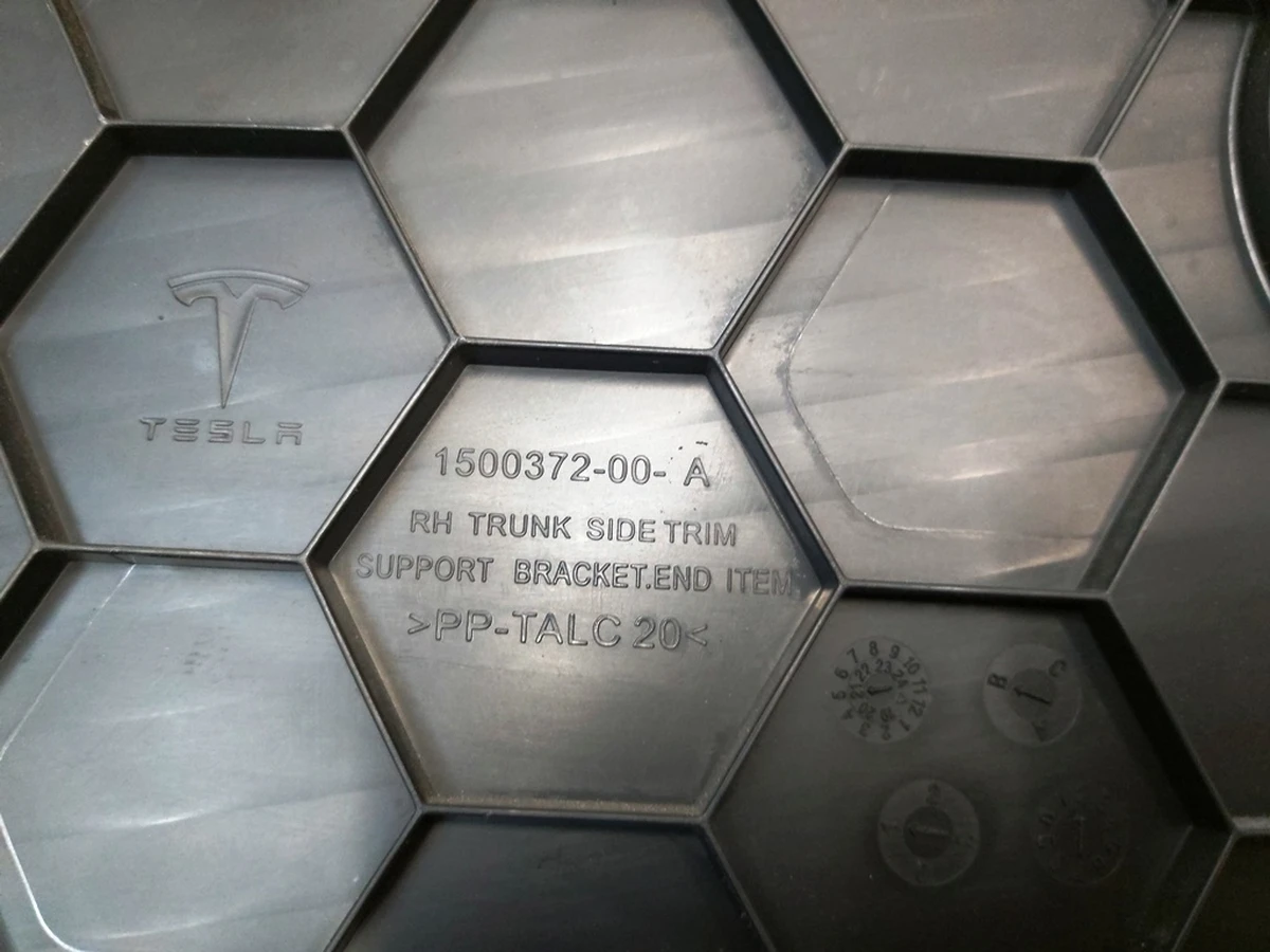 9 Панель багажного відділення пластик Tesla model 3 1500372-00-A