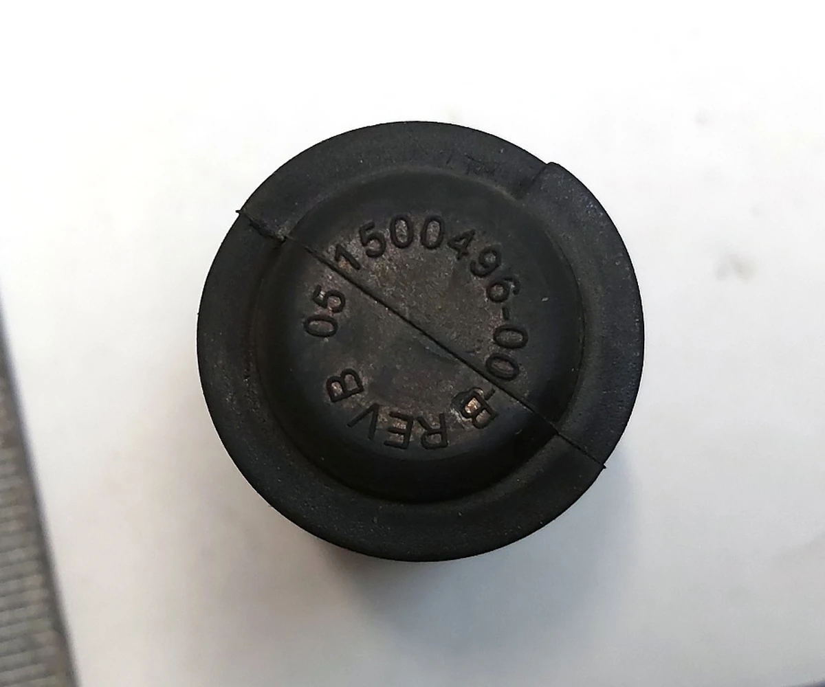 7 Демпфер упору кришки багажника Tesla Model Y 1500496-00-B