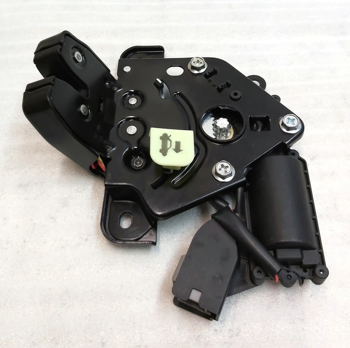 1 Замок багажника с дотяжкой Tesla Model 3, Model 3 Jan 2024, Model Y 1500604-00-B