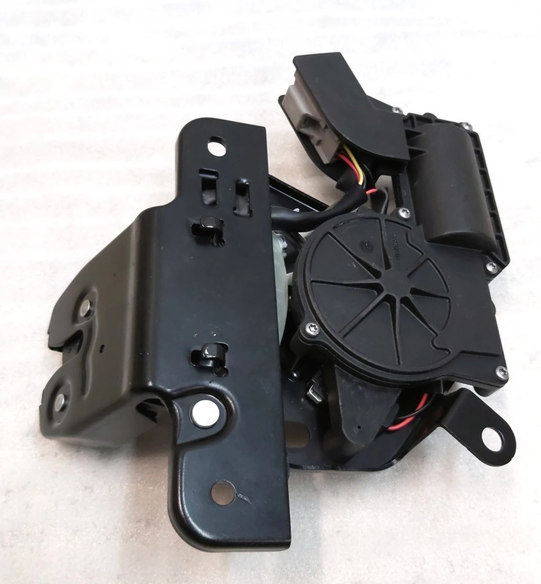 1 Замок багажника с дотяжкой Tesla Model 3, Model 3 Jan 2024, Model Y 1500604-00-B