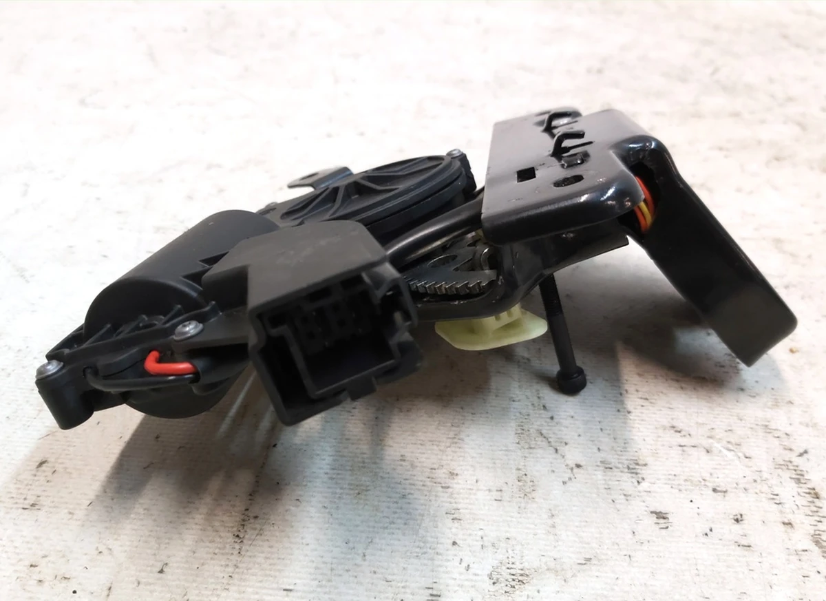 1 Замок багажника з дотяжкою Tesla Model 3, Model 3 Jan 2024, Model Y 1500604-00-B