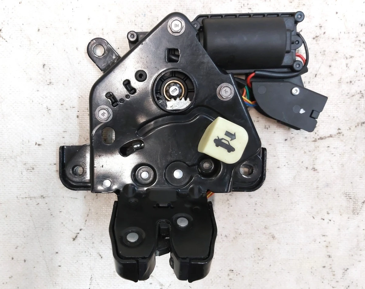 1 Замок багажника з дотяжкою Tesla Model 3, Model 3 Jan 2024, Model Y 1500604-00-B