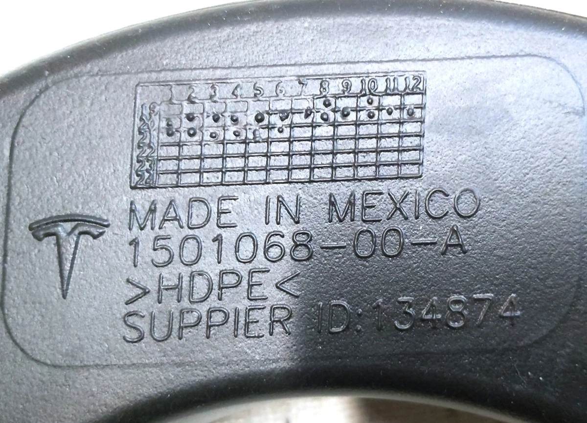 1 Повітропровід системи кондиціювання 2-го ряду сидінь лівий Tesla Model Y 1501068-00-A