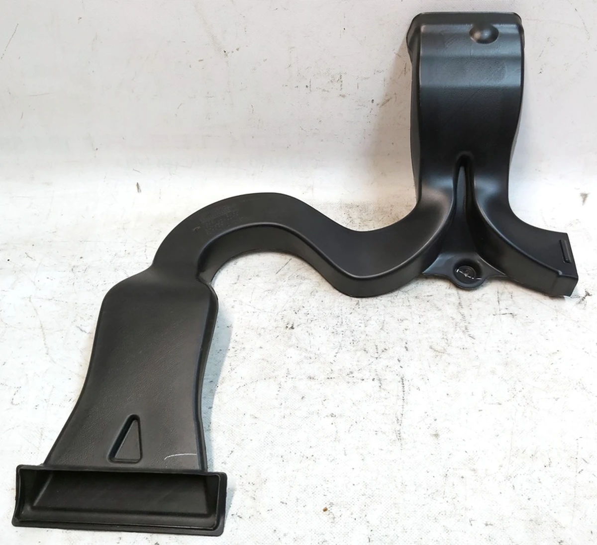 1 Воздуховод системы кондиционирования 2-го ряда сидений левый Tesla Model Y 1501068-00-A