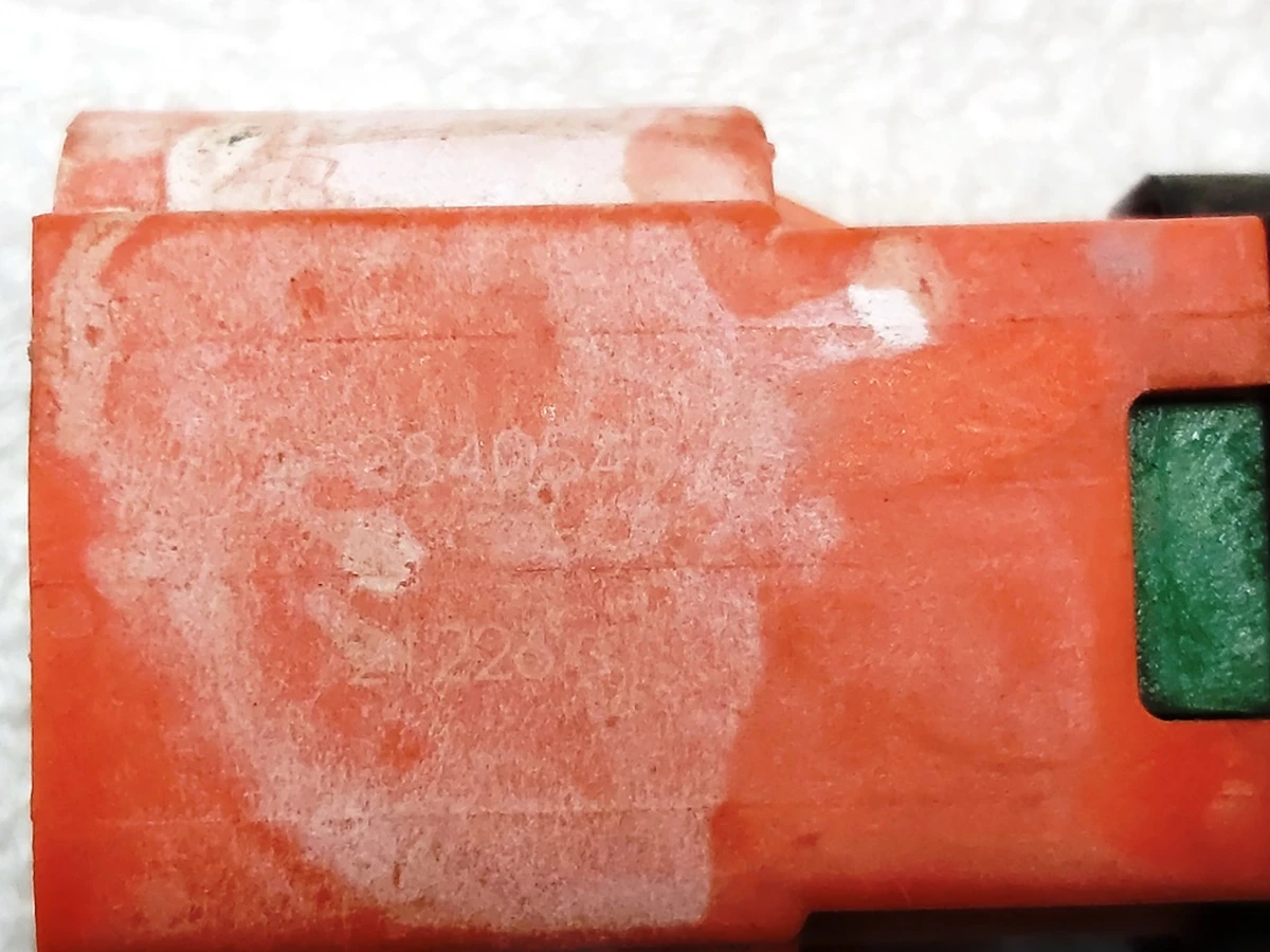 Разъём (фишка) компрессора кондиционера 4-2840548 Tesla model 3, model 3 Jan 2024, model Y 1501256-01-K