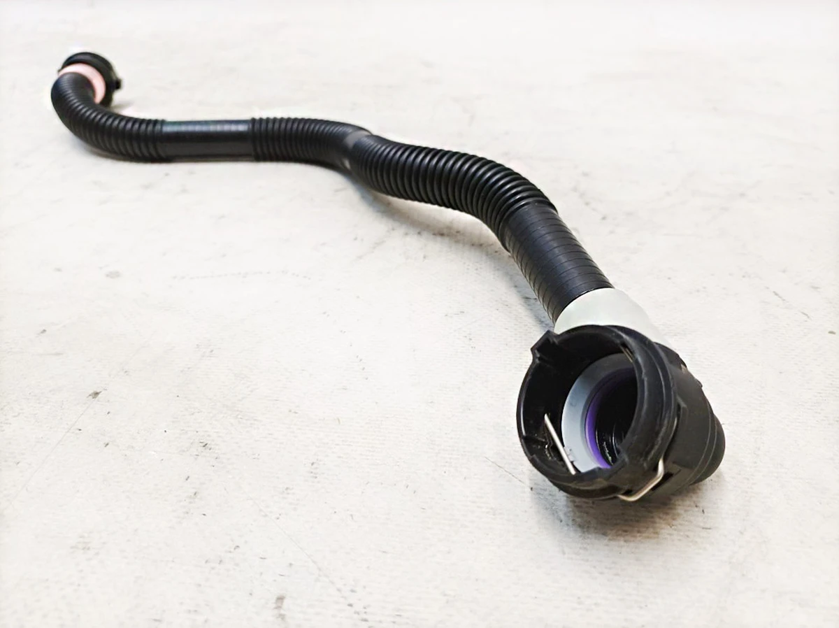 7 Radiator outlet right radiator pipe with damage Tesla Model 3, Model Y 1501325-00-C