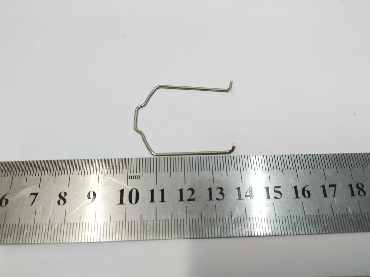 9 Скоба фіксатор патрубка системи охолодження основної батареї Tesla Model 3, Model Y 1501334-00-D