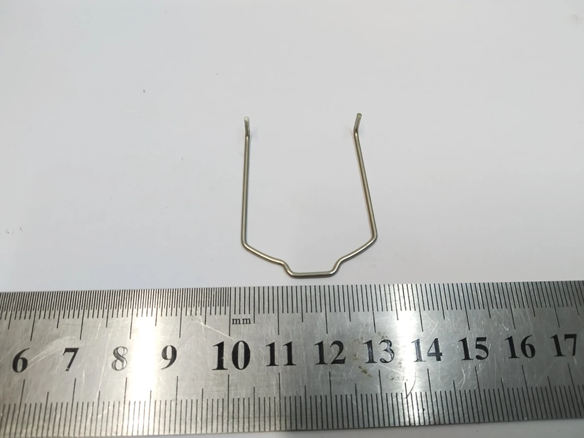 9 Скоба фіксатор патрубка системи охолодження основної батареї Tesla Model 3, Model Y 1501334-00-D