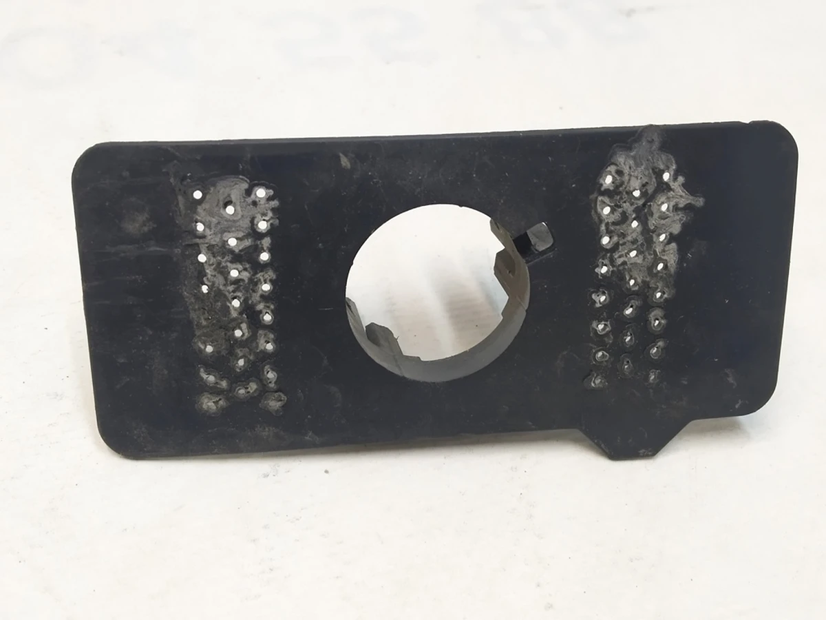 6 Кронштейн кріплення парктроніка задній бампер S7 PA Tesla Model Y 1501428-00-A