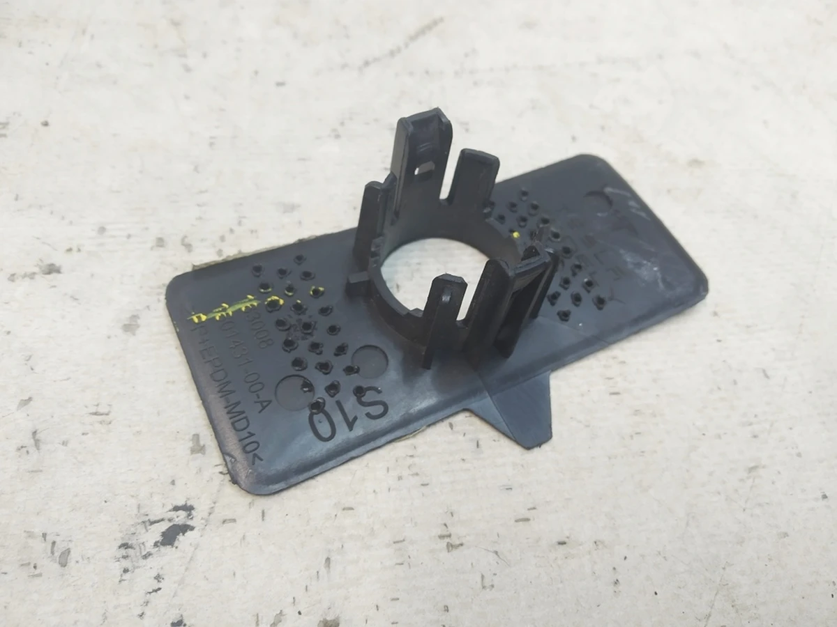 8 Кронштейн кріплення парктроніка заднього бампера S10 Tesla Model Y 1501431-00-A