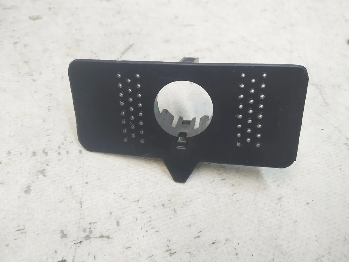 8 Кронштейн кріплення парктроніка заднього бампера S10 Tesla Model Y 1501431-00-A