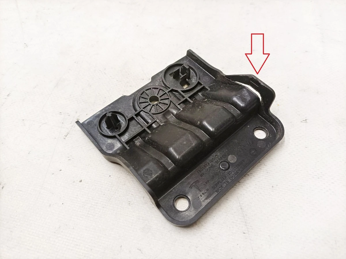 2 Кронштейн центральный подкапотной накладки стеклоочистителей с повреждением Tesla Model Y 1706670-00-B