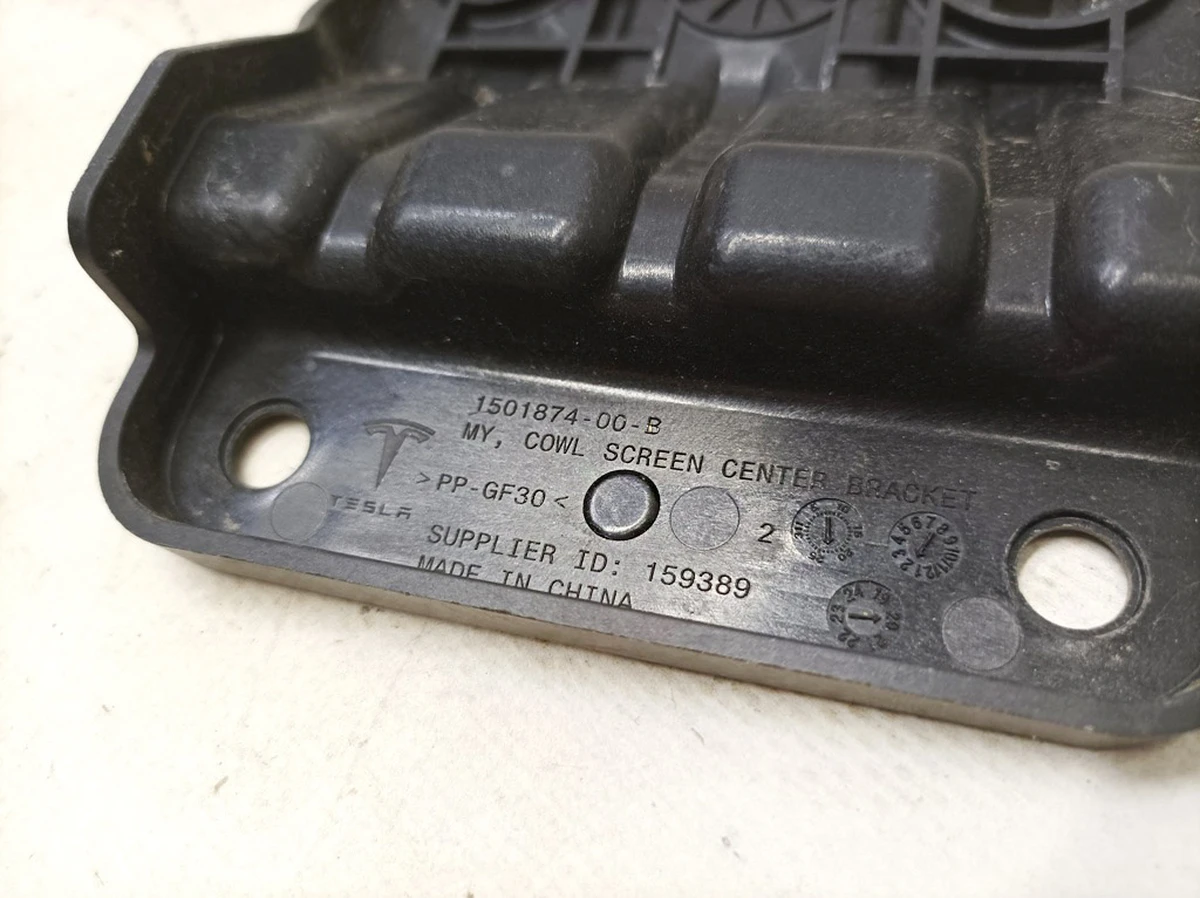 2 Кронштейн центральный подкапотной накладки стеклоочистителей с повреждением Tesla Model Y 1706670-00-B