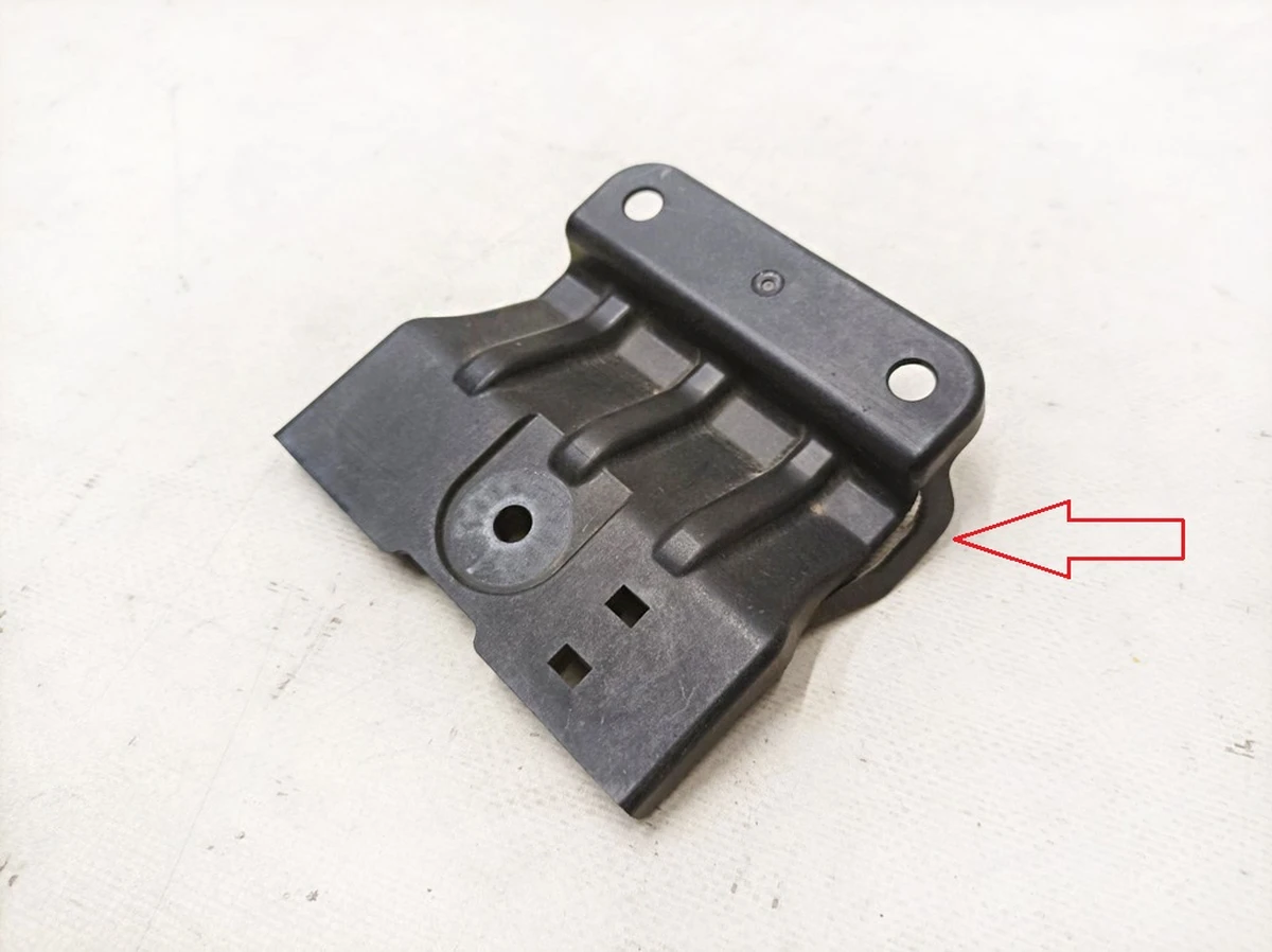 2 Кронштейн центральный подкапотной накладки стеклоочистителей с повреждением Tesla Model Y 1706670-00-B