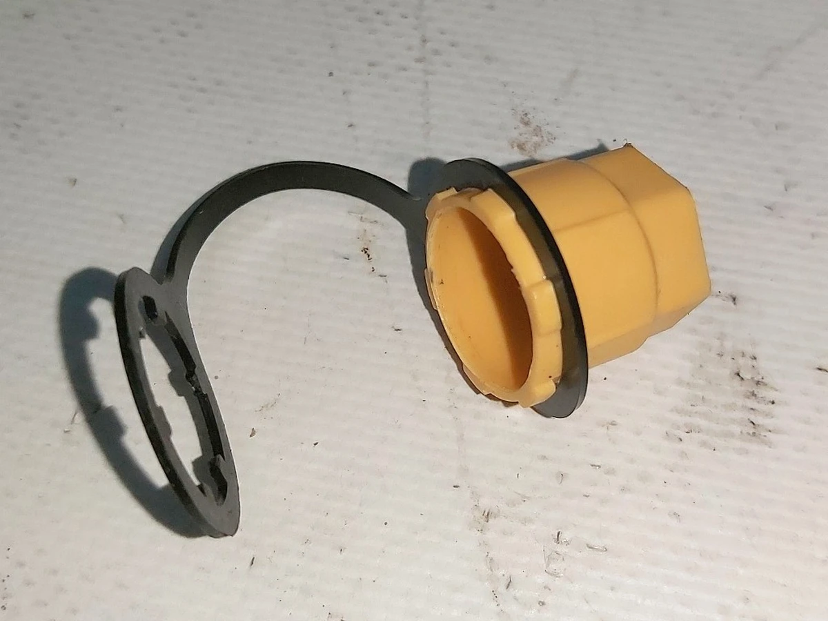 3 Крышка клапана трубопровода кондиционера R134A желтая Tesla model 3 1502020-00-B