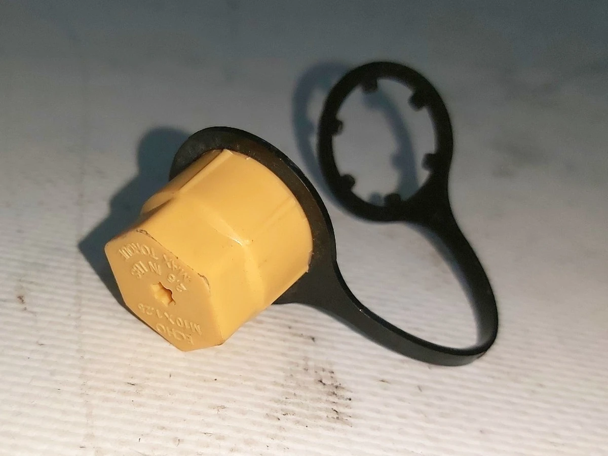 3 Крышка клапана трубопровода кондиционера R134A желтая Tesla model 3 1502020-00-B