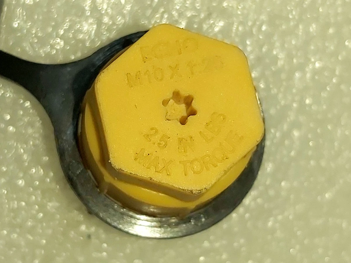 3 Крышка клапана трубопровода кондиционера R134A желтая Tesla model 3 1502020-00-B