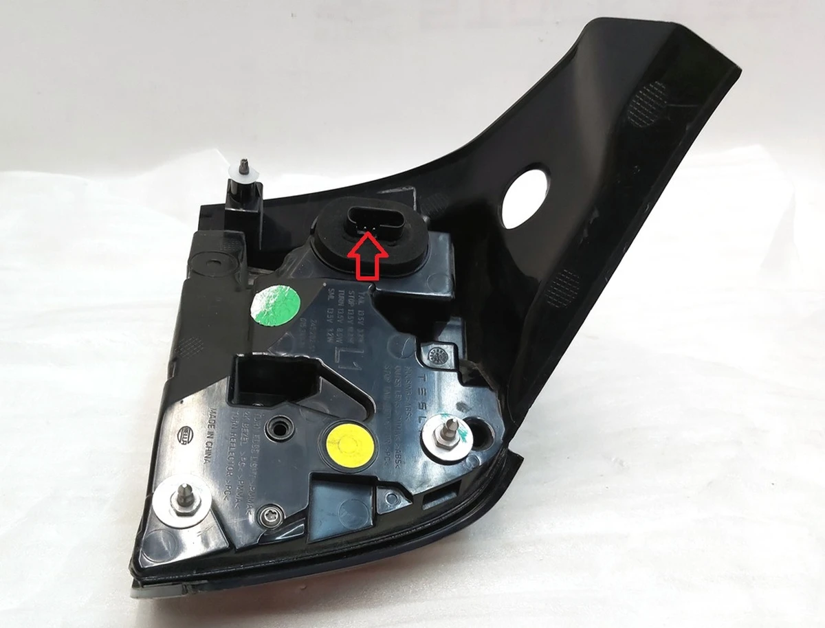 Ліхтар лівий зовнішній GLOBAL (yellow) 4 pin Tesla model 3, model Y 1502086-00-D